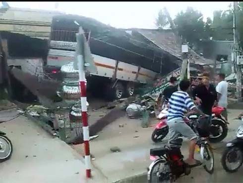 Xe hơi gặp tai nạn nhưng người ta chỉ quan tâm đến cô gái đứng bên vì ngoại hình nổi bật-5