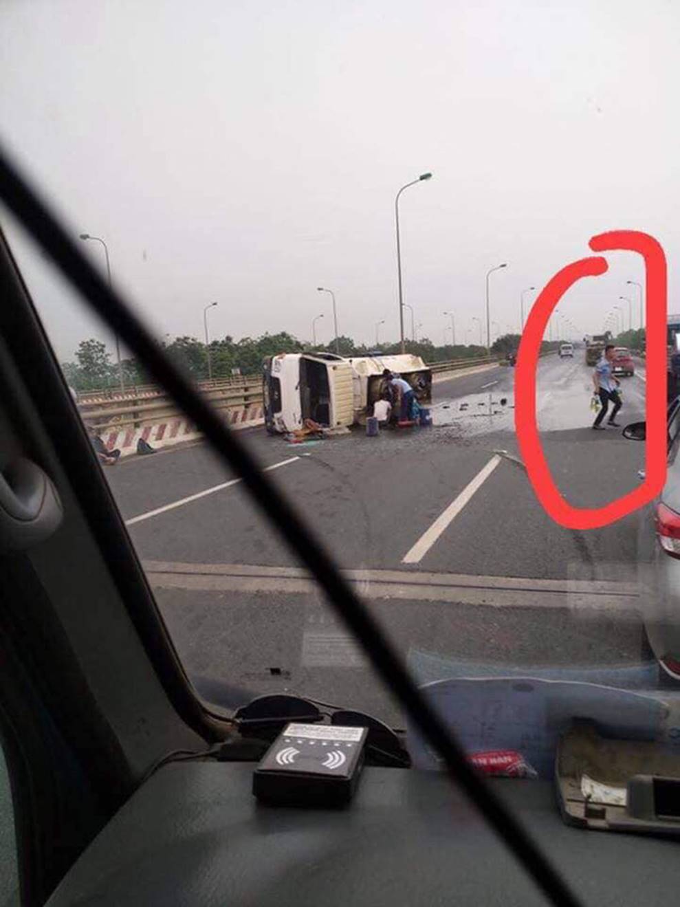 Xe chở xăng bị lật, người dân cầm chai chạy ra hôi của” và sự bất lực của tài xế-4