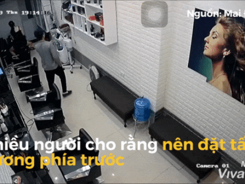 Người phụ nữ bị trộm túi xách ngay sau lưng khi gội đầu cho khách