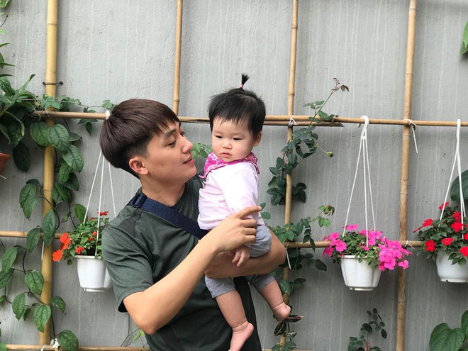 Bức ảnh cô vợ trẻ đẹp dỗ con hút nghìn like nhưng sự thật về cô ta mới gây bất ngờ-5