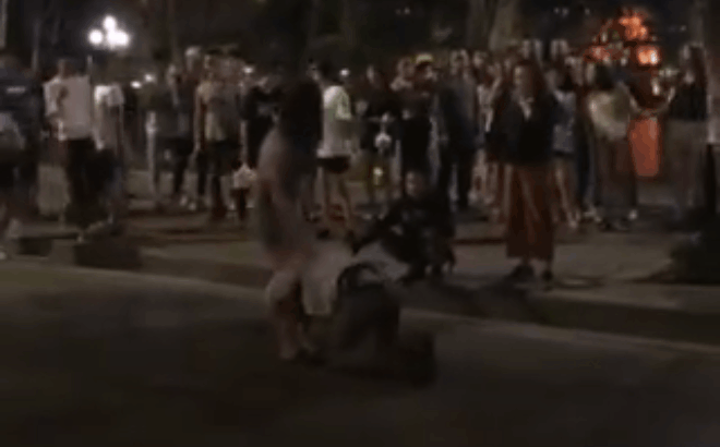 Gặp người yêu đi chơi với trai, thanh niên ôm chặt chân cô gào khóc giữa phố: ‘Em bỏ anh nữa đi’-1