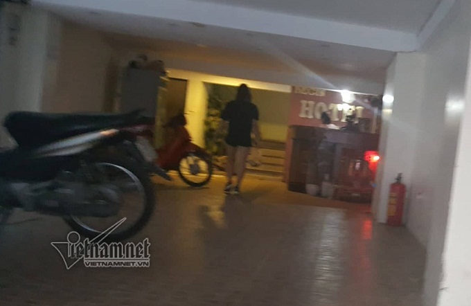 Làm thêm ở nhà nghỉ, vợ chết điếng bắt gặp chồng ngoại tình-1