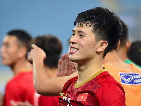 Đình Trọng xâu kim ghi bàn đẳng cấp, cười ngặt nghẽo khi lừa được đàn anh Minh Long-13