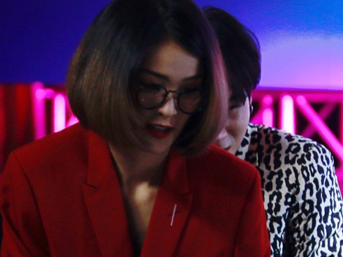 Hạ Vi diện blazer giấu quần khoe vòng 3 lấp ló nhưng hình như là đồ mượn tạm từ bạn trai bí ẩn”-10