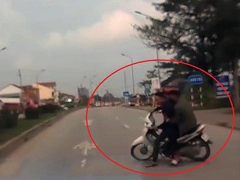 Xe máy suýt bị ô tô tông khi quay đầu xe để tránh CSGT