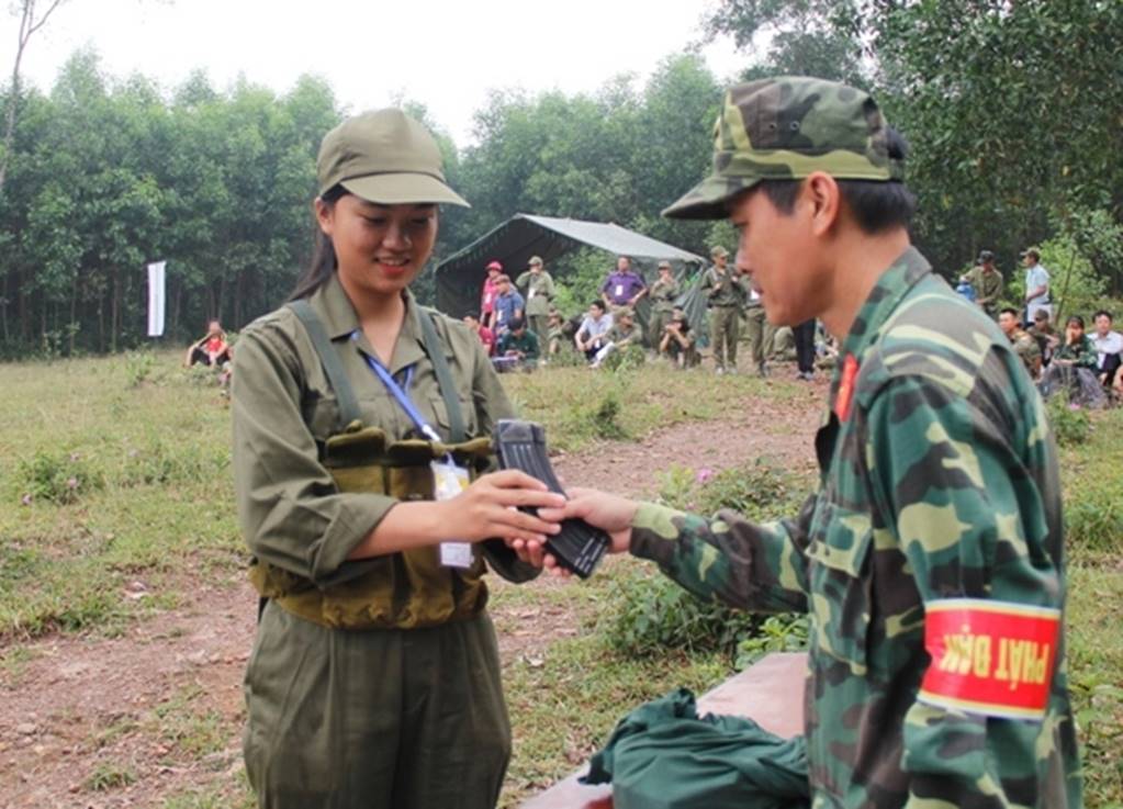 Nữ sinh Quảng Trị bật khóc nức nở sau khi bắn đạn thật-3