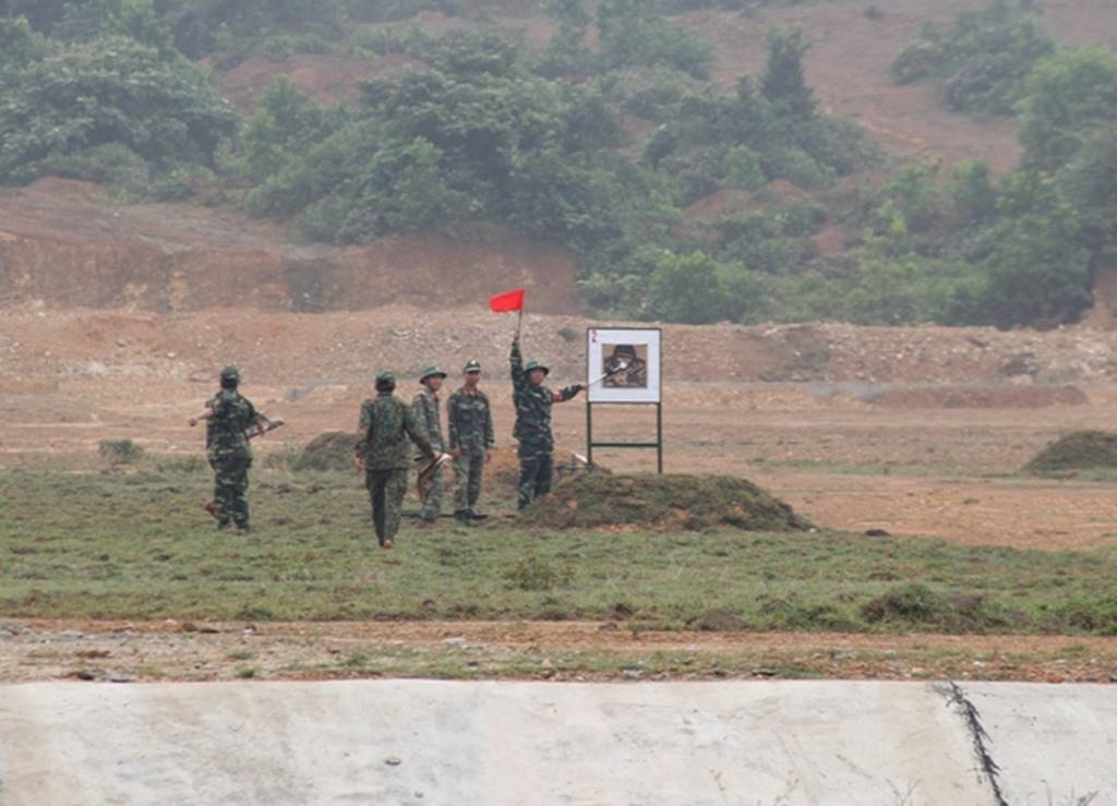 Nữ sinh Quảng Trị bật khóc nức nở sau khi bắn đạn thật-9