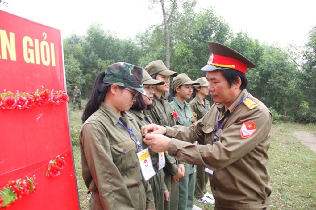 Nữ sinh Quảng Trị bật khóc nức nở sau khi bắn đạn thật-12