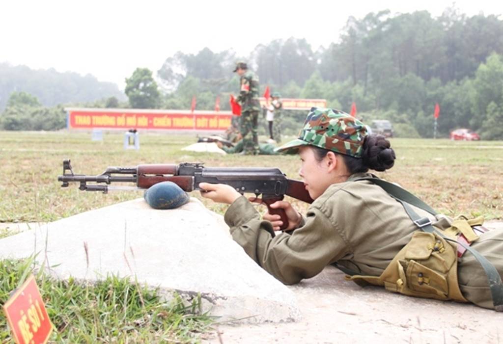 Nữ sinh Quảng Trị bật khóc nức nở sau khi bắn đạn thật-13