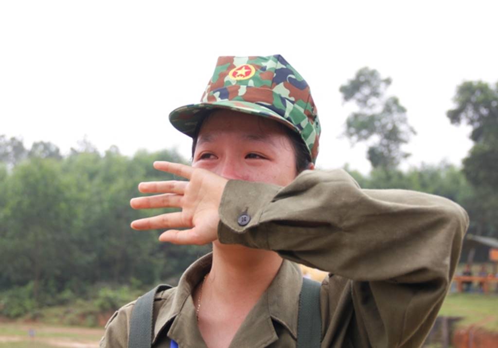 Nữ sinh Quảng Trị bật khóc nức nở sau khi bắn đạn thật-14