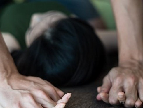 Nữ sinh bị bạn hiếp dâm tập thể: 