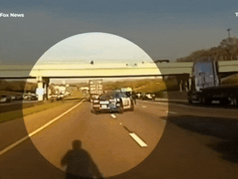 Cậu bé 12 tuổi miệt mài làm bài tập dưới ánh đèn đường gây xúc động-1