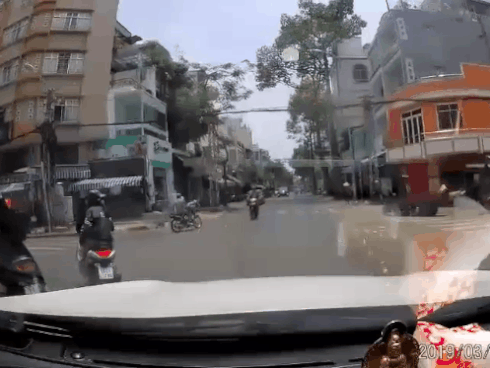 CLIP: Đánh lái sang trái như một cú lừa, 2 'ninja' đểnh đoảng nhận ngay cái kết nhớ đời