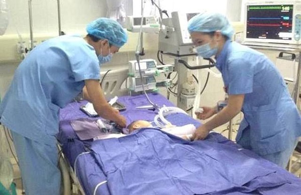 Mẹ Quảng Ninh hớt hải ôm con 2 tuổi đi cấp cứu do ăn thuốc diệt chuột-1