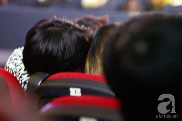 Hạ Vi diện blazer giấu quần khoe vòng 3 lấp ló nhưng hình như là đồ mượn tạm từ bạn trai bí ẩn”-9