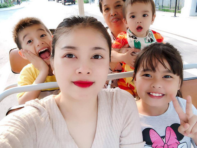 Hằng Túi tung tăng bung lụa cuối tuần với hội chị em bạn dì, nhưng ai cũng câm nín khi trông thấy chiếc quần cô mặc-2