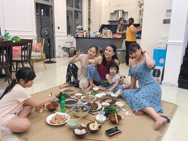 Hằng Túi tung tăng bung lụa cuối tuần với hội chị em bạn dì, nhưng ai cũng câm nín khi trông thấy chiếc quần cô mặc-6