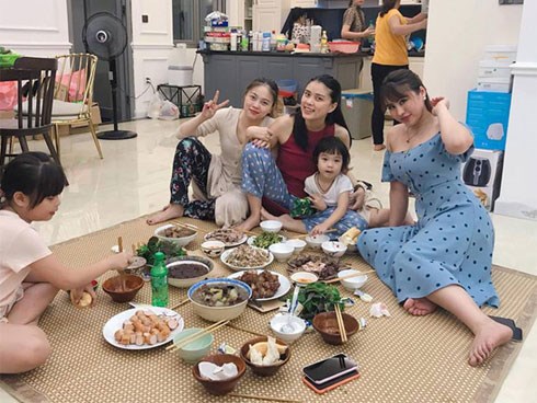 Hằng Túi tung tăng bung lụa cuối tuần với hội chị em bạn dì, nhưng ai cũng