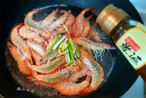 Chỉ luộc tôm với nước thì thật thiếu sót, thêm gia vị này, tôm vừa hồng đỏ vừa thơm ngon-2