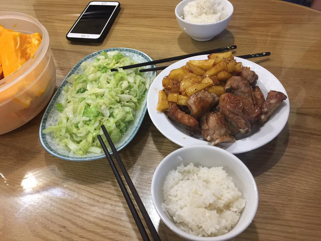 Chê chồng hạch sách khi tiền thì ít mà đòi ăn sang như nhà hàng, cô vợ bị chị em xúm lại mắng nhiếc vì điều này-2