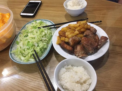 Chê chồng hạch sách khi 'tiền thì ít mà đòi ăn sang như nhà hàng', cô vợ bị chị em xúm lại mắng nhiếc vì điều này