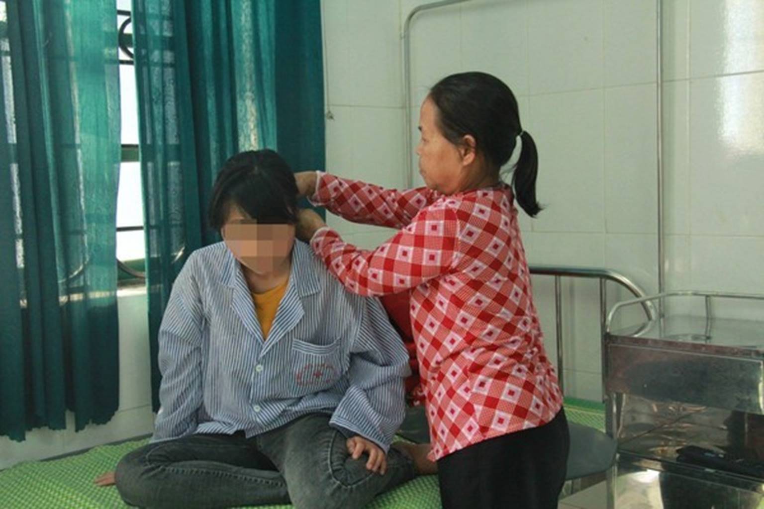 Gia cảnh khốn khó của nữ sinh bị bạn đánh đến nhập viện tâm thần-5