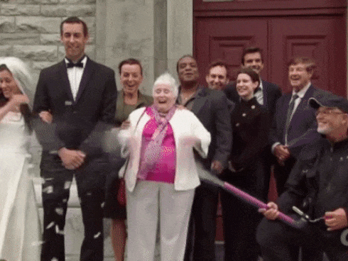 Clip: Cô dâu chú rể chuyên nghiệp nhảy theo phần trình diễn của IU trong đám cưới-1