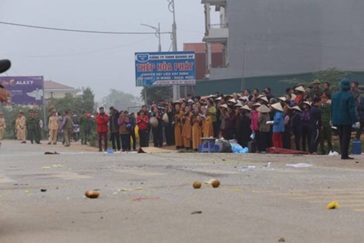 Ám ảnh vụ xe khách đâm vào đoàn người đưa tang: Nước mắt người ở lại!-2