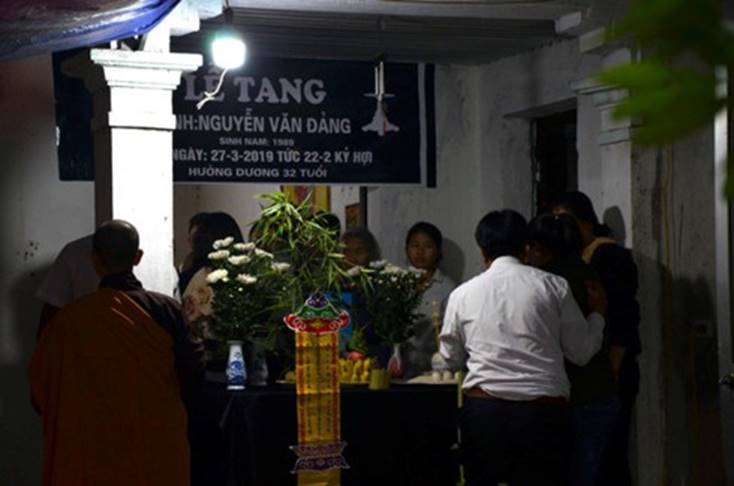 Ám ảnh vụ xe khách đâm vào đoàn người đưa tang: Nước mắt người ở lại!-4