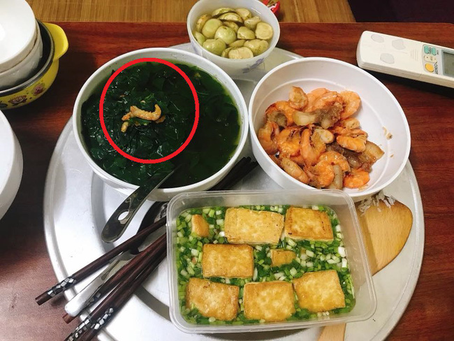 Vợ trẻ khoe mâm cơm lần đầu chồng vào bếp, chị em khen nức nở nhưng nhìn thấy vật thể lạ trên tô canh thì bàng hoàng-2