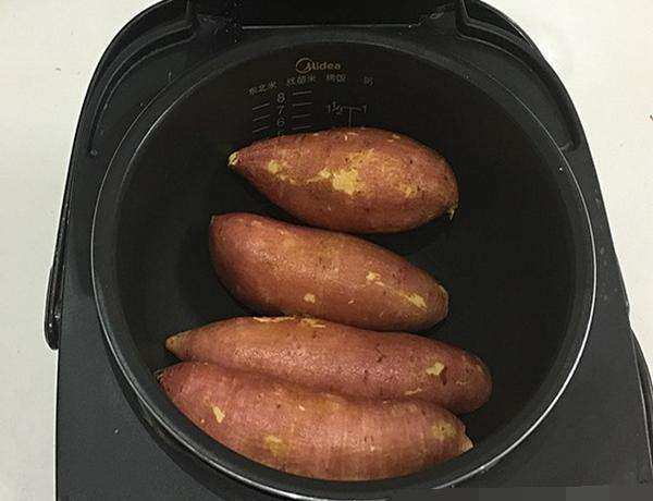 Quét thêm một lớp này, nướng khoai lang bằng nồi cơm điện sẽ ngon hơn nhiều-2