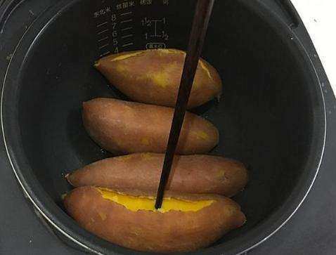 Quét thêm một lớp này, nướng khoai lang bằng nồi cơm điện sẽ ngon hơn nhiều-3