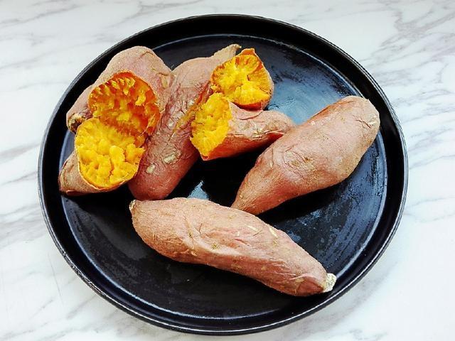 Quét thêm một lớp này, nướng khoai lang bằng nồi cơm điện sẽ ngon hơn nhiều-4