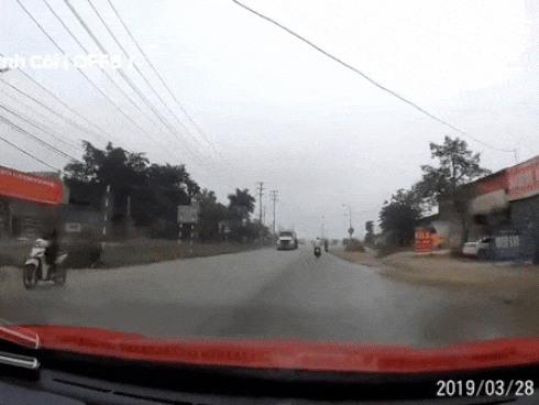 Sang đường bất cẩn, cô gái gây tai nạn cho người đi sau