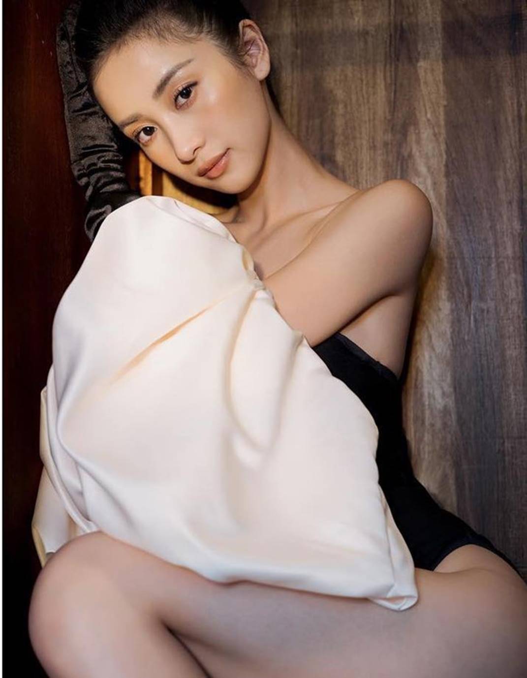 Ngập tràn ảnh khoe thân gây tranh cãi của sao Việt trên mạng xã hội-7