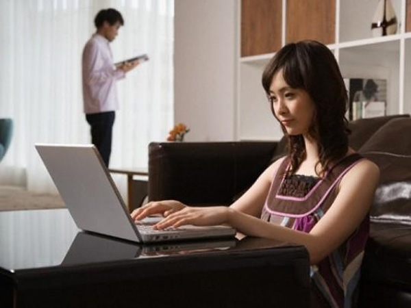 Lén lắp camera trong nhà, chồng phát hiện bí mật động trời của vợ-1