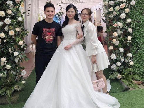 Quỳnh Anh điệu đà đi đám cưới vẫn bị chê, bạn gái Quang Hải chọn cách giản dị lại nhận được những bình luận thế này