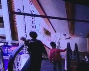 Người mẹ tuột tay làm rơi con 4 tháng tuổi từ thang cuốn và hình ảnh đứa bé còn lại gào khóc khiến ai cũng ám ảnh-2