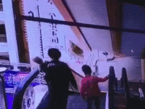 Bé 2 tuổi suýt mất cánh tay do bị kẹt vào thang cuốn, mẹ la hét cầu cứu không ngừng-5