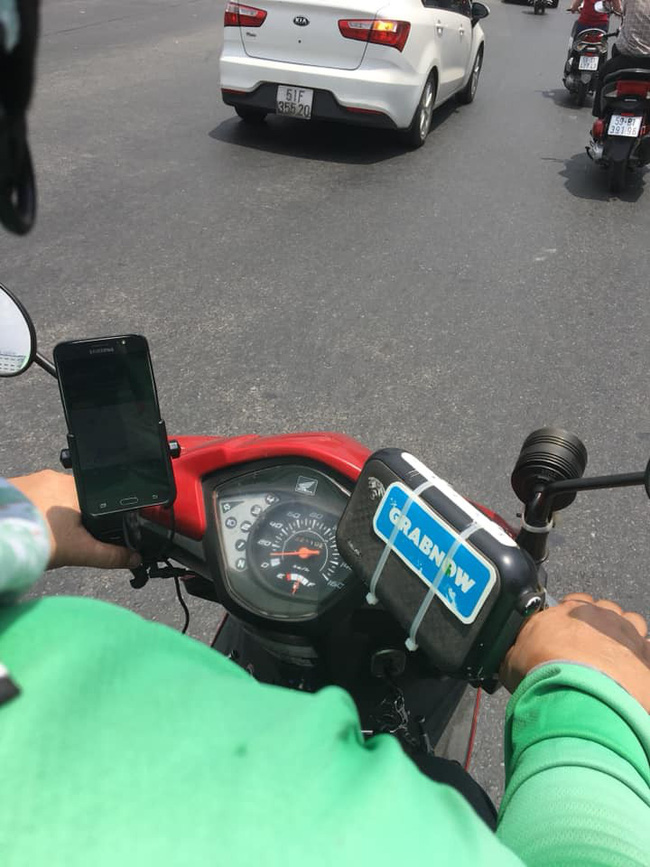 Anh tài xế được phong tặng danh hiệu chàng trai vàng trong làng Grab bởi hành động siêu dễ thương này-3