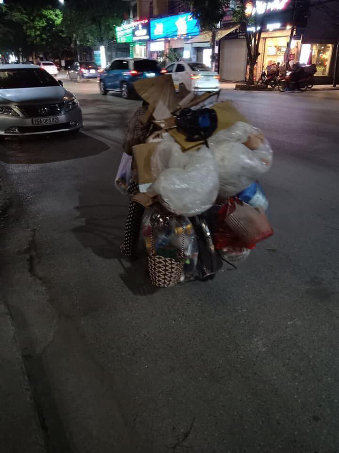 Mẹ bầu vất vả địu con đi nhặt rác kiếm sống và câu nói khiến nhiều người xấu hổ tự nhìn lại-1