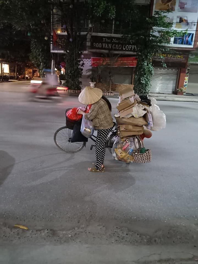 Mẹ bầu vất vả địu con đi nhặt rác kiếm sống và câu nói khiến nhiều người xấu hổ tự nhìn lại-2