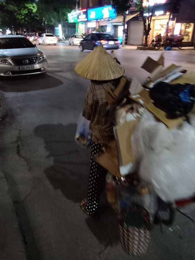 Mẹ bầu vất vả địu con đi nhặt rác kiếm sống và câu nói khiến nhiều người xấu hổ tự nhìn lại-3
