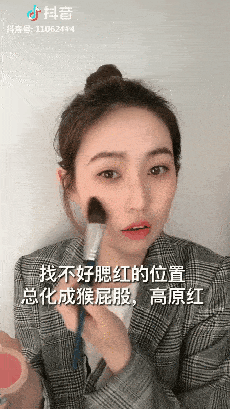 Để không thành trò hề do đánh má hồng quá tay, nàng hot girl Trung Quốc đã áp dụng một thủ thuật siêu đơn giản-2