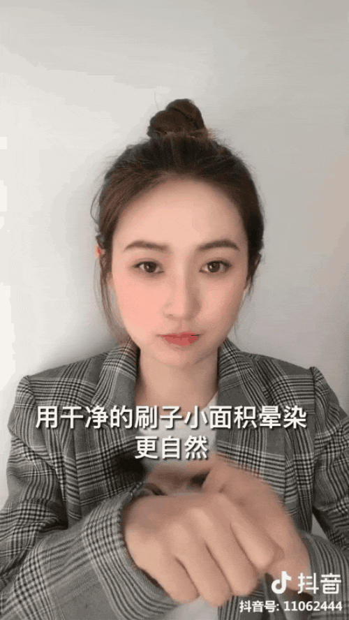 Để không thành trò hề do đánh má hồng quá tay, nàng hot girl Trung Quốc đã áp dụng một thủ thuật siêu đơn giản-4