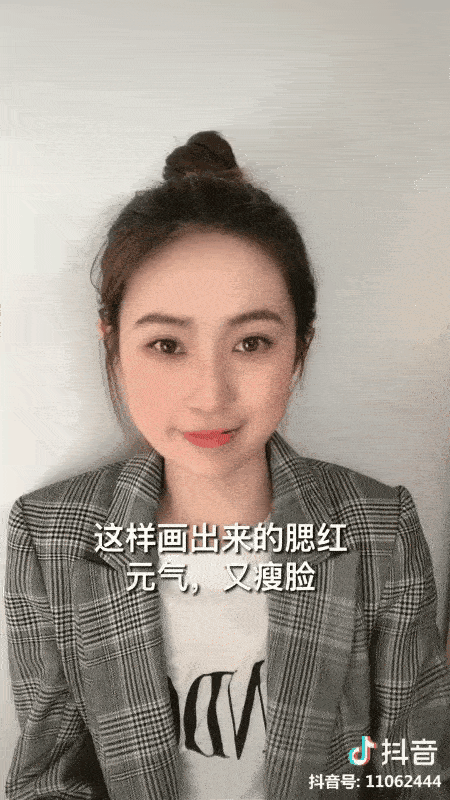 Để không thành trò hề do đánh má hồng quá tay, nàng hot girl Trung Quốc đã áp dụng một thủ thuật siêu đơn giản-5