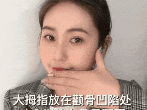 Để không thành trò hề do đánh má hồng quá tay, nàng hot girl Trung Quốc đã áp dụng một thủ thuật siêu đơn giản