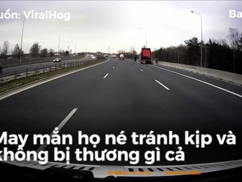 Container đâm thẳng vào xe tải đậu bên đường