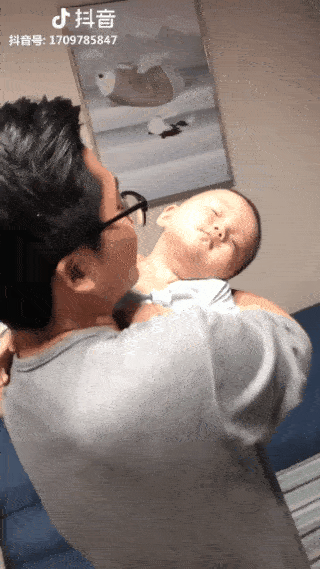 Cần gì Cá tháng Tư khi trẻ luôn có những cú lừa ngoạn mục: Đã ngủ say lắm rồi nhưng khi đặt xuống giường thì thế này-1