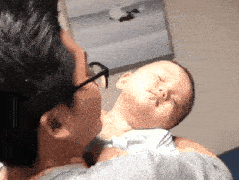 Cần gì Cá tháng Tư khi trẻ luôn có những cú lừa ngoạn mục: Đã ngủ say lắm rồi nhưng khi đặt xuống giường thì thế này